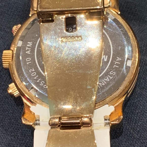 Gorgeous MK watch in White/Gold colour - Picture 6 of 10